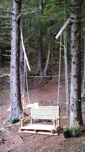 The broken swing (Photo: Mar A. Zeiger).